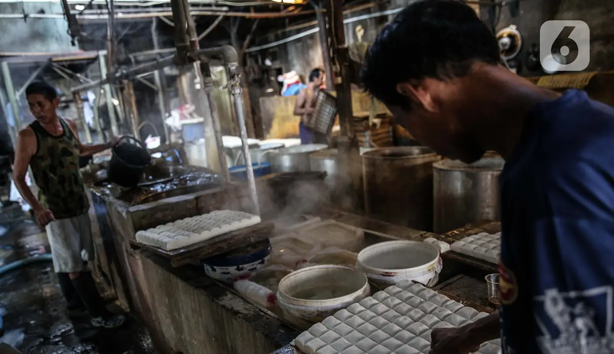 Pekerja beraktivitas di industri pembuatan tahu di Duren Tiga, Jakarta, Senin (3/8/2020). Pemerintah kembali meluncurkan program baru untuk membantu UMKM dalam melewati masa pandemi Covid-19, yaitu bantuan uang tunai dan kredit bunga rendah yang akan saling terintegrasi. (Liputan6.com/Faizal Fanani)