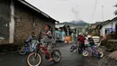 Anak-anak terlihat asyik bermain sepeda meski desanya masuk ke dalam zona merah Gunung Slamet, Senin (5/5/14). (Liputan6.com/Andrian M Tunay) 