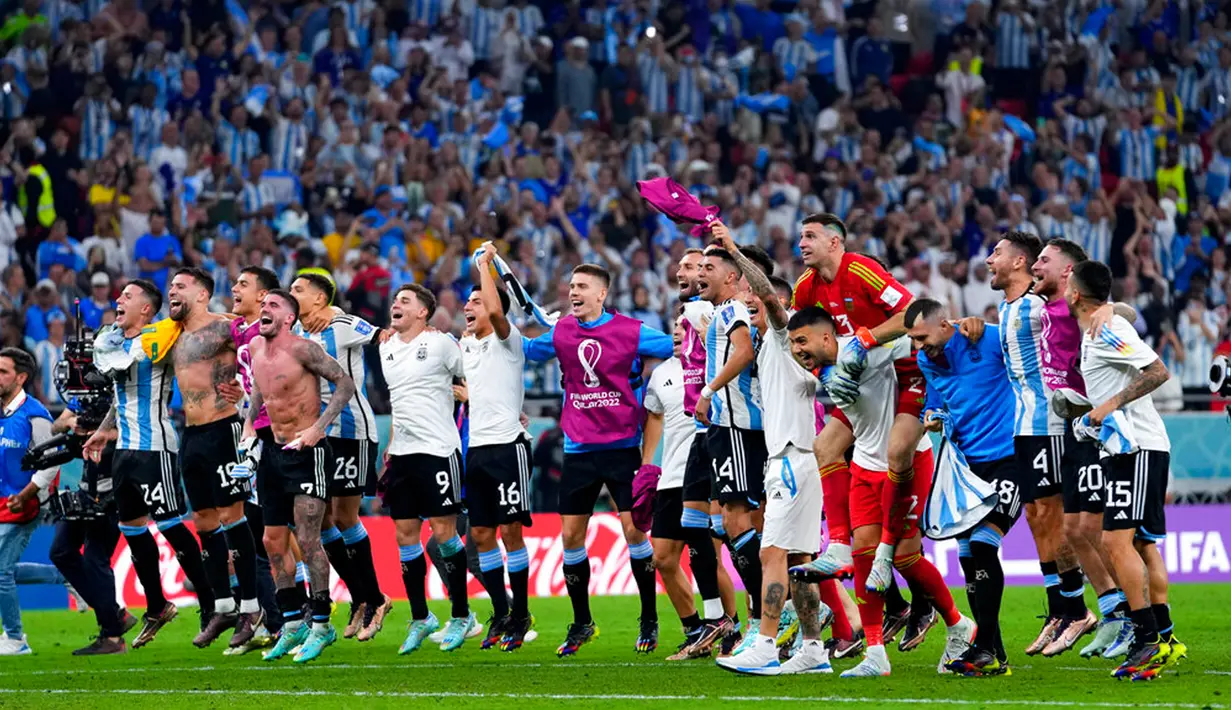 Para pemain Argentina merayakan kemenangan atas Australia pada pertandingan sepak bola babak 16 besar Piala Dunia 2022 di Stadion Ahmad Bin Ali, Doha, Qatar, 3 Desember 2022. Argentina berhasil melaju ke babak perempat final Piala Dunia 2022 usai menyingkirkan Australia dengan skor 2-1. (AP Photo/Petr David Josek)