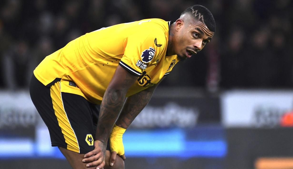 Pemain Wolverhampton Wanderers, Mario Lemina, tampak lesu setelah ditaklukkan Manchester United pada laga Liga Inggris pekan 22 di Stadion Molineux, Jumat (2/2/2024). Berkat hasil ini, Manchester United dengan poin 35 pun berhak naik ke peringkat tujuh klasemen. Sementara itu, Wolves tertahan di posisi ke-11 dengan poin 29. (AP Photo/Rui Vieira)