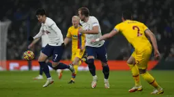 Pemain Tottenham Hotspur Son Heung-min (kiri) menggiring bola saat melawan Crystal Palace pada pertandingan sepak bola Liga Inggris di White Hart Lane, London, Inggris, Minggu (26/12/2021). Tottenham Hotspur menang 3-0. (AP Photo/Alastair Grant)