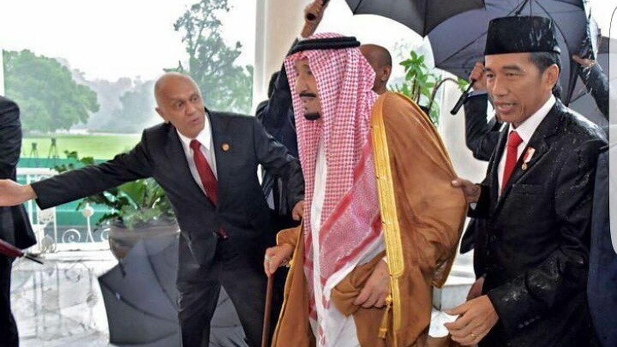 Ubah Warna Jubah, Raja Salman Terlihat Makin Gagah