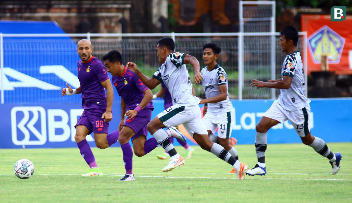 Persikabo tertinggal 0-1 lebih dahulu pada menit ke-25. Pemain Persik Kediri, Fitra Ridwan berhasil lolos dan masuk ke area penalti Persikabo usai menerima umpan Adi Eko Jayanto untuk menceploskan bola menaklukkan kiper Syahrul Trisna Fadillah. (Bola.com/Nandang Permana)