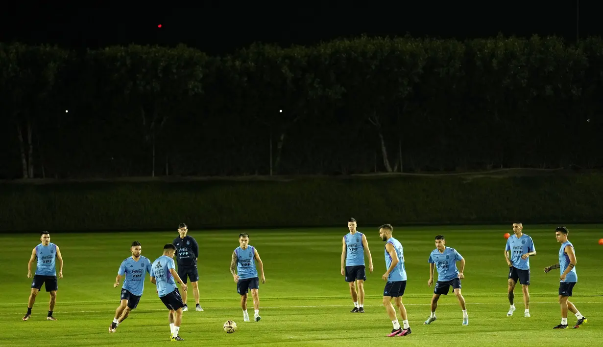 Pada sesi latihan tersebut, tidak terlihat kehadiran Lionel Messi. La Pulga dilaporkan mempunyai keluhan rasa tidak nyaman pada hamstring kiri. (AP Photo/Francisco Seco)