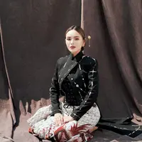 Lihat di sini gaya Amanda Manopo di momen perayaan Hari Kartini. Tampil bold ala Jeng Yah dengan kebaya janggan. [@winstongomez]