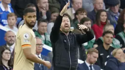 Potter harus pulang dari Stadion Falmer yang juga markas mantan timnya tersebut tanpa membawa satu poin pun. The Blues takluk dengan skor telak 1-4. (AP/Kirsty Wigglesworth)