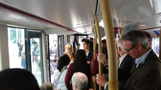 Hal-Hal yang Buat Kamu Makin Sedih Berdiri di Bus Kota