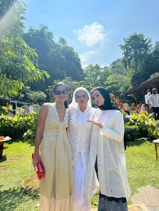 Walau sudah kelihatan konsisten berhijab, Wanda Hamidah mengaku kalau dirinya masih belajar dan berproses. (FOTO: instagram.com/wanda_hamidah)