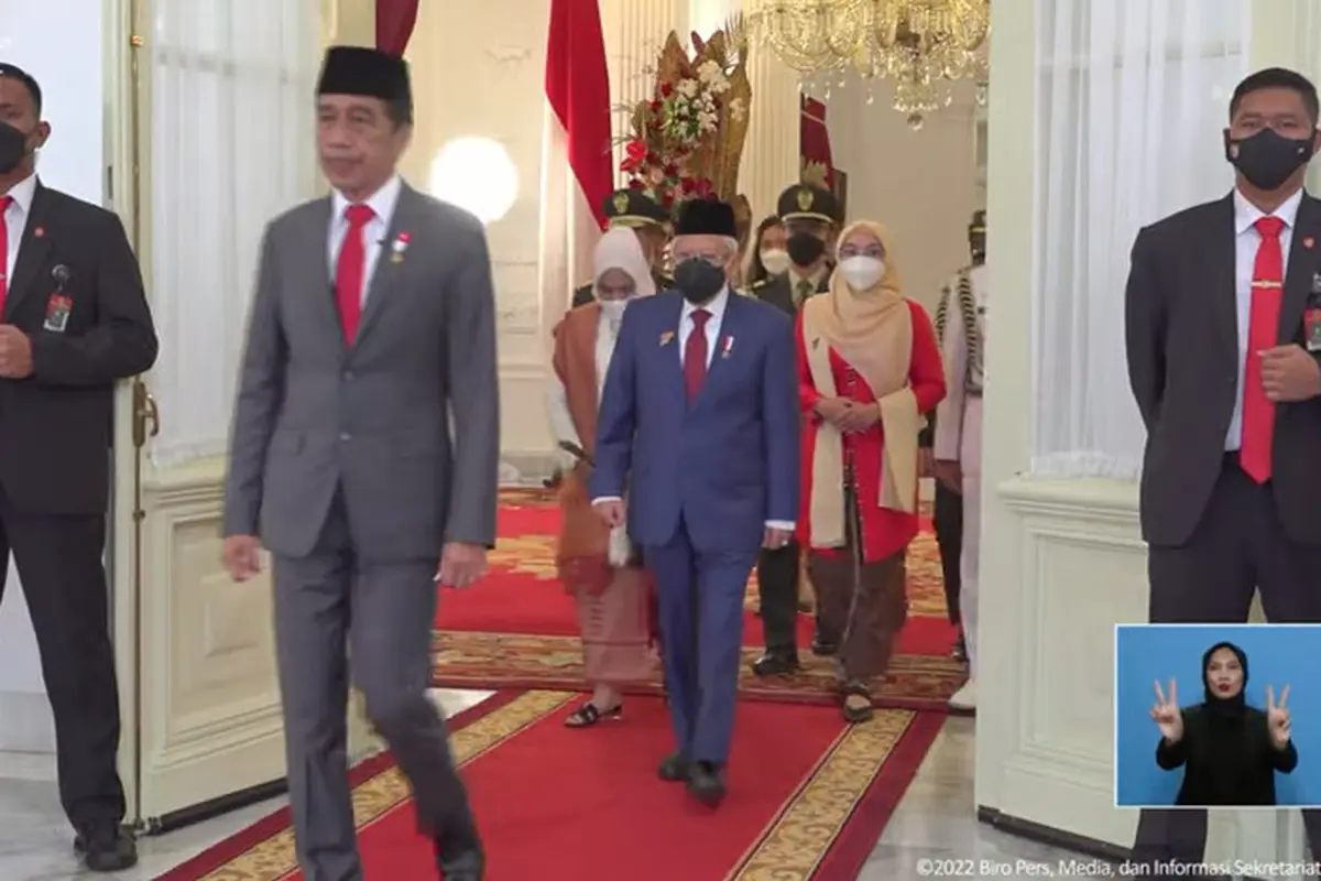 Presiden Jokowi dan Wapres Ma'ruf Amin Kompak Kenakan Setelan Jas di Upacara Penurunan Bendera