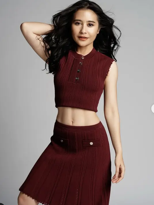 Punya body goals yang jadi impian, Prilly pamerkan outfit kekinian yang memperlihatkan perut berototnya.[Foto: Instagram/ Prilly]