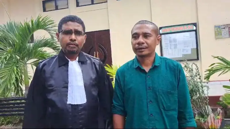 Kepala Desa Tuakepa, Antonius Doweng Teluma didampingi kuasa hukumnya, Christo Kabelen usai mendengar tuntutan jaksa (Liputan6.com/Ola Keda)