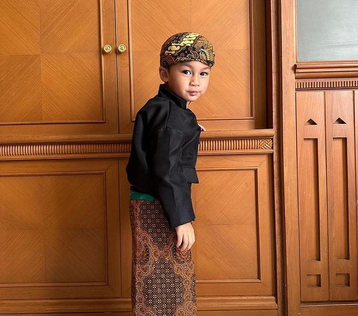 Potret Kiano, anak pertama Baim Wong dan Paula disebut begitu mirip dengan sang kakek, Johnny Wong. Anak-anak Baim begitu dekat dengan kakeknya, Johnny Wong.