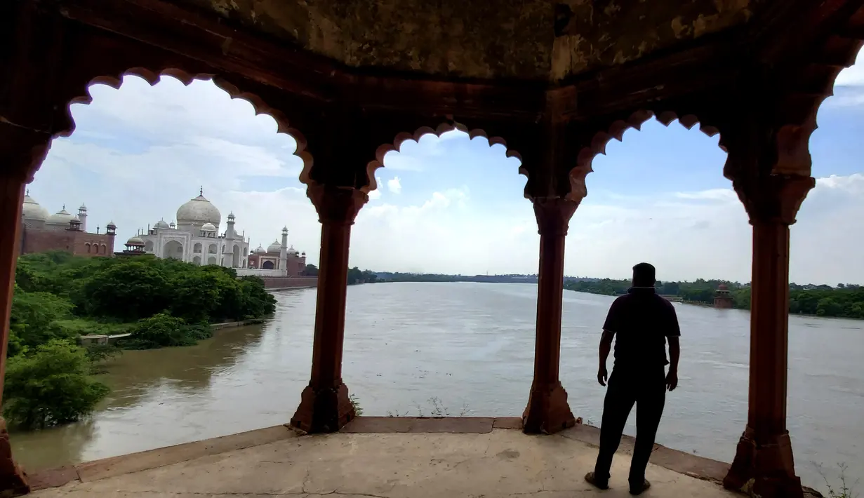 Seorang juru bicara dari Survei Arkeologi India, yang mengelola Taj Mahal, mengatakan bahwa peningkatan ketinggian air tidak menimbulkan ancaman bagi monumen ikonik ini. (AP Photo/Aryan Kaushik)