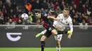 Gelandang AC Milan, Brahim Diaz  dan pemain Spezia Emil Holm berebut bola selama pertandingan lanjutan Liga Serie A Italia di stadion San Siro, di Milan, Italia, Minggu (6/11/2022). Kemenengan ini membuat AC Milan terus menempel Napoli dengan 29 poin di posisi kedua klasemen Serie A, berjarak enam poin. (AP Photo /Antonio Calanni)