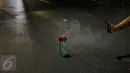 Seseorang memotret petasan saat malam takbir di Jalan Tanah Abang, Jakarta, Kamis (16/7/2015). Pemerintah melalui Kementerian Agama telah menetapkan 1 Syawal 1436H yang jatuh pada tanggal 17 Juli 2015.(Liputan6.com/Faizal Fanani)