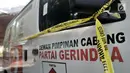 Ambulans Partai Gerindra yang diamankan polisi dipasangi garis polisi di halaman Mapolda Metro Jaya, Jakarta, Kamis (23/5/2019). Ambulans milik Partai Gerindra Tasikmalaya berpelat nomor B 9686 PCF tersebut diamankan polisi karena diduga mengangkut batu dalam Aksi 22 Mei. (merdeka.com/Iqbal Nugroho)