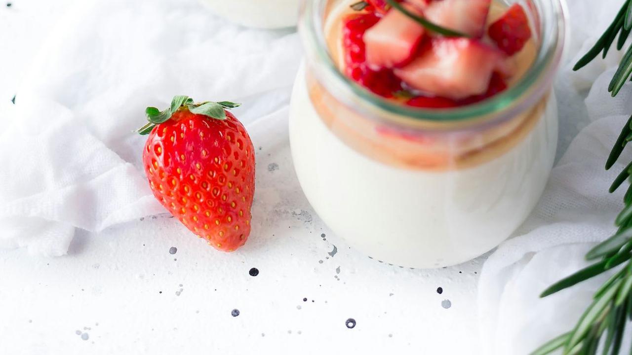 Puding susu buah merupakan sebuah inovasi kuliner yang menggabungkan kelezatan puding susu lembut dengan keanekaragaman rasa dan nutrisi dari buah-buahan segar.