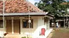 Garis polisi dan papan asbes di rumah bekas teroris dilepas. Warga sekitar masih trauma dengan kejadian tersebut.