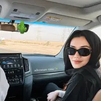 Selama liburan di Dubai, Aaliyah Massaid tampil berbeda berkat hijab dan sorban yang ia kenakan. [@aaliyah.massaid]