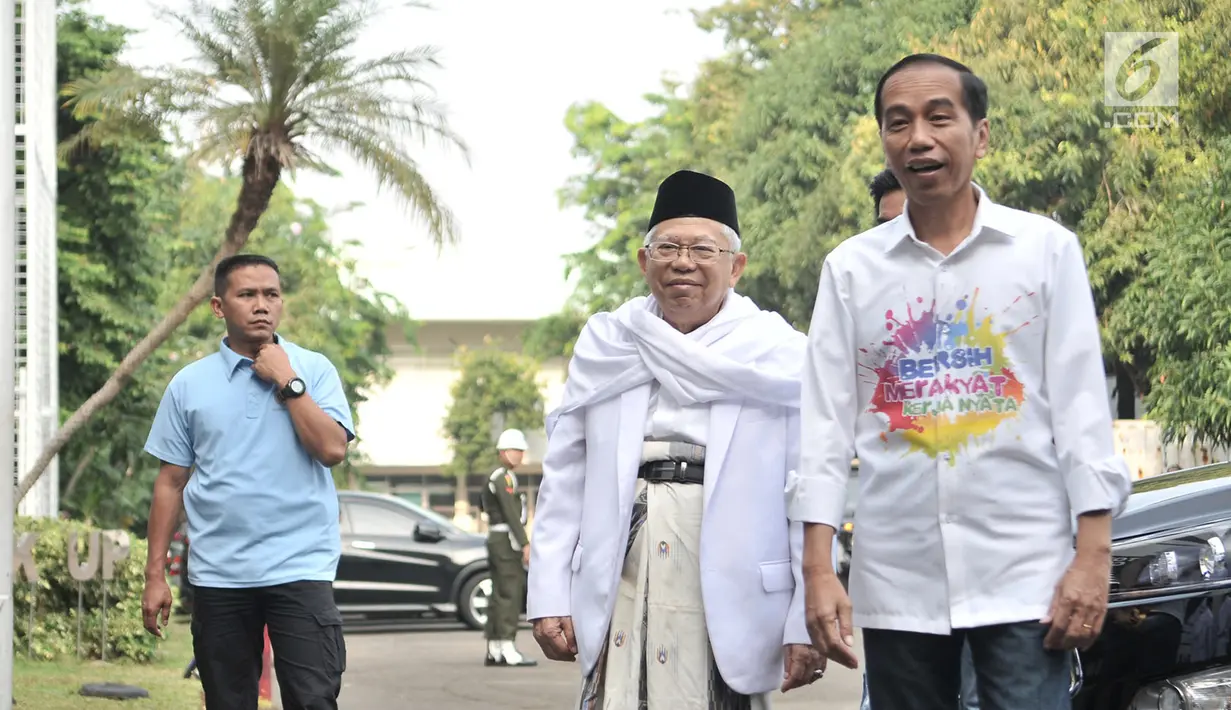Bakal calon presiden Joko Widodo atau Jokowi (kanan) dan KH Ma'ruf Amin (tengah) saat tiba di RSPAD Gatot Subroto, Jakarta, Minggu (12/8). Jokowi mengenakan kemeja unik bertuliskan 'Bersih, Merakyat, Kerja Nyata'. (Merdeka.com/Iqbal Nugroho)