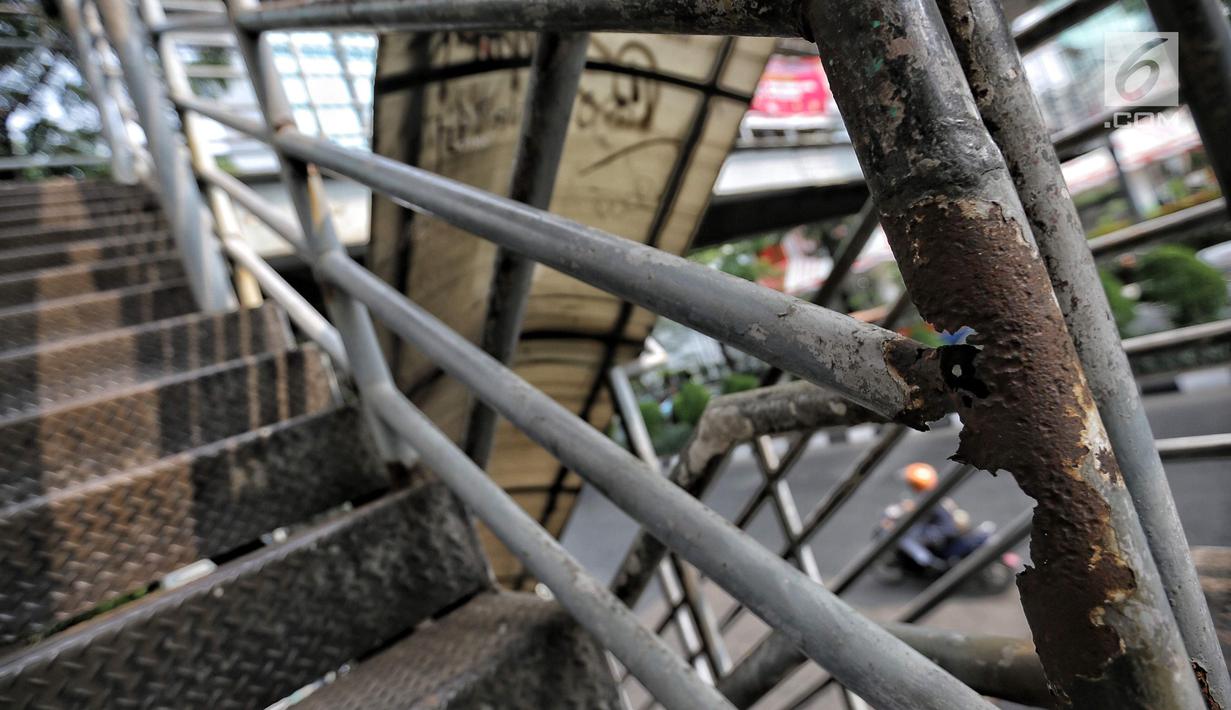 Tiang Jembatan penyeberangan orang (JPO) di Jalan Iskandarsyah Raya, Blok M, Jakarta yang terbuat dari besi sudah berkarat dan keropos, Kamis (23/8). Karena keropos, ada bagian bawah tiang yang menggantung. (Liputan6.com/Faizal Fanani)