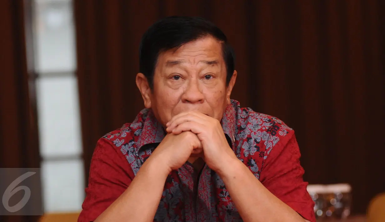Ketua Komite Pemilihan PSSI, Agum Gumelar memberi keterangan terkait kisruh penetapan lokasi kongres PSSI 2016, Jakarta, Rabu (12/10). Menurut Agum, kisruh ini bisa berimbas pada diundurnya pelaksanaan Kongres. (Liputan6.com/Helmi Fithriansyah)