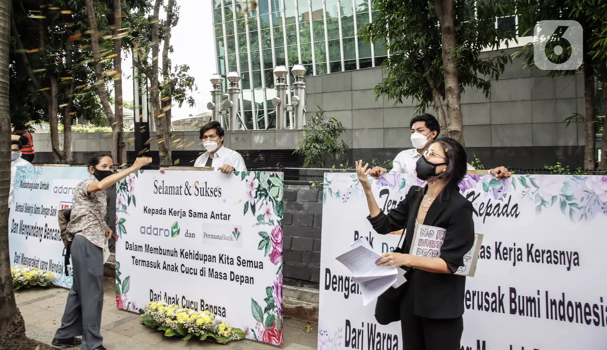 Gerakan Extinction Rebellion Indonesia menggelar aksi mengirim karangan bunga di depan Kantor Adaro, Jakarta, Senin (3/5/2021). Karangan bunga dikirim sebagai tanda duka cita karena memperparah krisis iklim dengan membiayai produsen batu bara terbesar kedua di Indonesia. (Liputan6.com/Faizal Fanani)