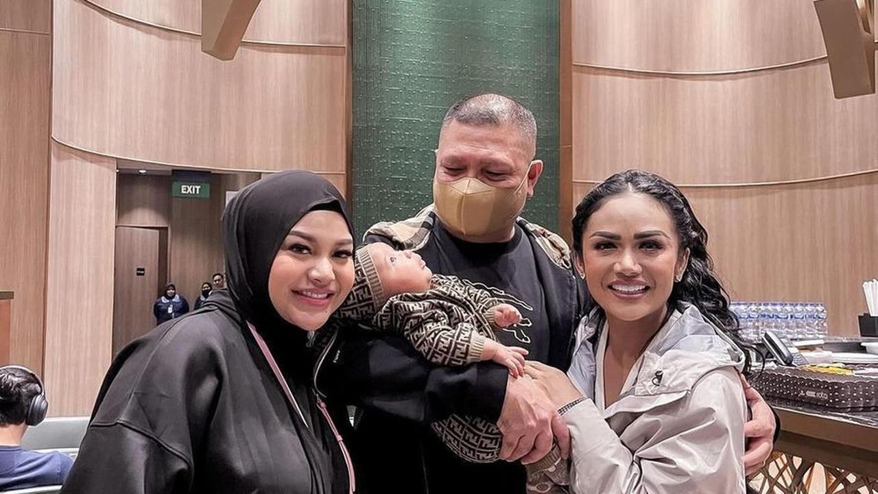 Kris Dayanti, yang sangat dekat dengan cucu-cucunya, tampak bahagia saat suaminya, Raul, akhirnya dapat menggendong Azura.