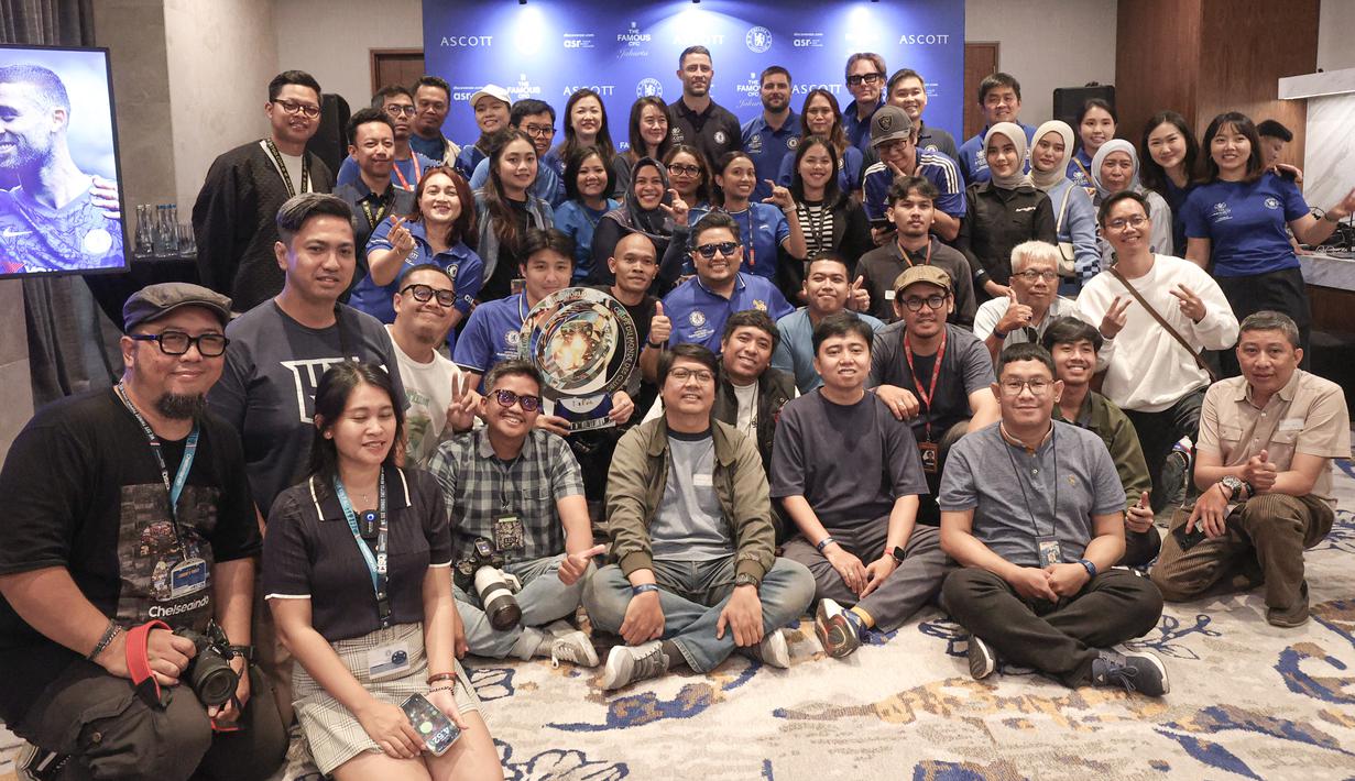 Ketika itu, Chelsea mengukir kemenangan besar 8-1 atas Indonesia All Stars. Laga ini masih menyisakan kesan bagi Cahill. Tampak dalam foto, mantan bek tim Liga Premier Inggris, Chelsea, Gary Cahill (tengah belakang) berfoto bersama usai memberi keterangan kepada pewarta di Hotel Ascott, Sudirman, Jakarta, Sabtu (29/11/2025) sore WIB. (Bola.com/Abdul Aziz)