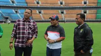 Panitia pelaksana pertandingan Piala Presiden 2018 di Surabaya (Dimas Angga P)