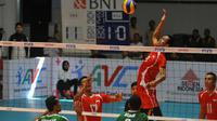 Pukulan spike dan jump service menjadi kunci kemenangan Timnas voli Indonesia atas Arab Saudi pada laga perdana Kejuaraan Asia 2017 di GOR Tri Dharma, Gresik, Senin (24/7/2017). (Bola.com/Fahrizal Arnas)