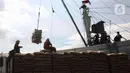 Pekerja tengah melakukan bongkar muat semen di pelabuhan Sunda Kelapa, Jakarta, Kamis (6/1/2022). Tahun 2022 dinilai akan menjadi tahun yang lebih baik bagi industri semen. (Liputan6.com/Angga Yuniar)