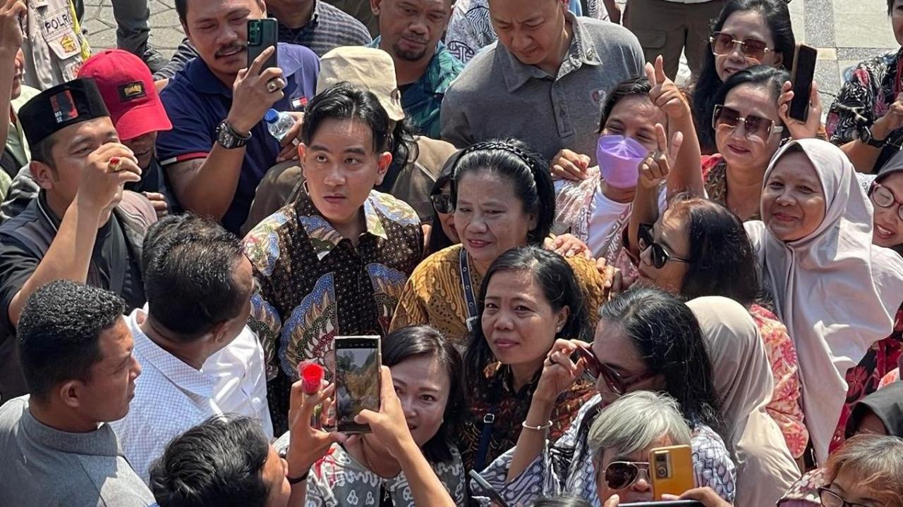 VIDEO: Emak-Emak Solo Sedih Gibran Mundur "Saya Meneteskan Air Mata Merasa Kehilangan"