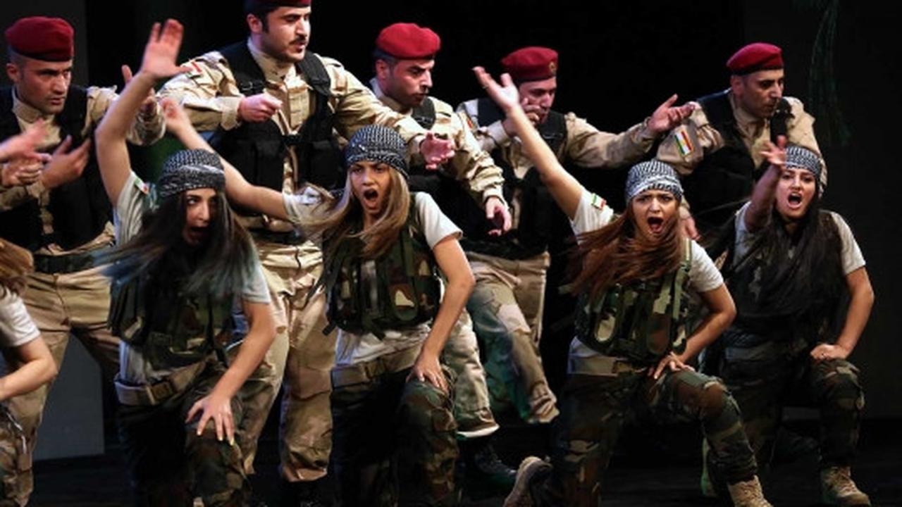 Aksi tentara Kurdi cantik di Festival Film Dohuk Internasional