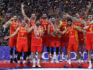 Timnas Basket Spanyol merayakan kemenangan di atas podium saat Piala Dunia Basket 2019 di Beijing, China, 15 September 2019. Pelatih Sergio Scariolo telah mengumumkan daftar pemain mereka untuk Piala Dunia Basket 2023 yang akan diselenggarakan di Indonesia, Jepang, dan Filipina. Tercatat, ada 5 pebasket NBA yang dipanggil untuk memperkuat sang juara bertahan di ajang tersebut. (AFP/Greg Baker)