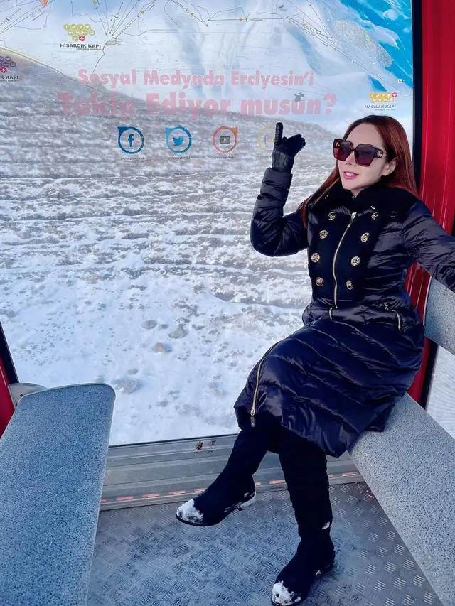 Naik Gunung Erciyes, Ini 7 Momen Mesra Liburan Femmy Permatasari di Turki