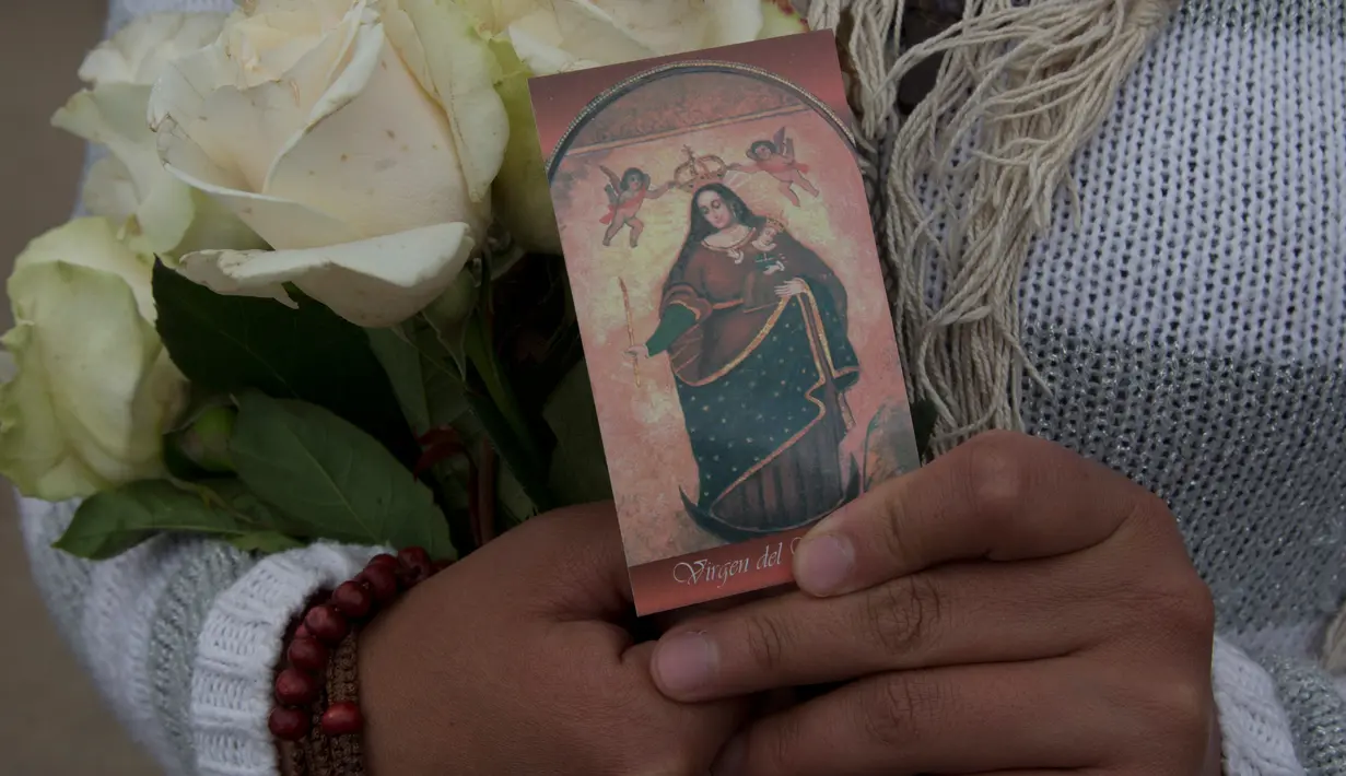 Gambar menyimbolkan Our Lady of Socavon yang dibawa saat prosesi untuk menghormati santo pelindung mereka, di Oruro, Bolivia (1/3). Acara ini untuk memprotes lukisan seorang seniman yang menggambarkan santo pelindung mereka. (AP Photo/Juan Karita)