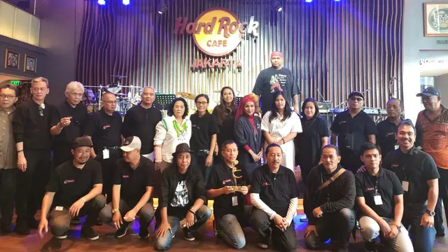 Musisi mendapatkan penghargaan dari LMK Pelari Nusantara dalam acara Halal Bihalal