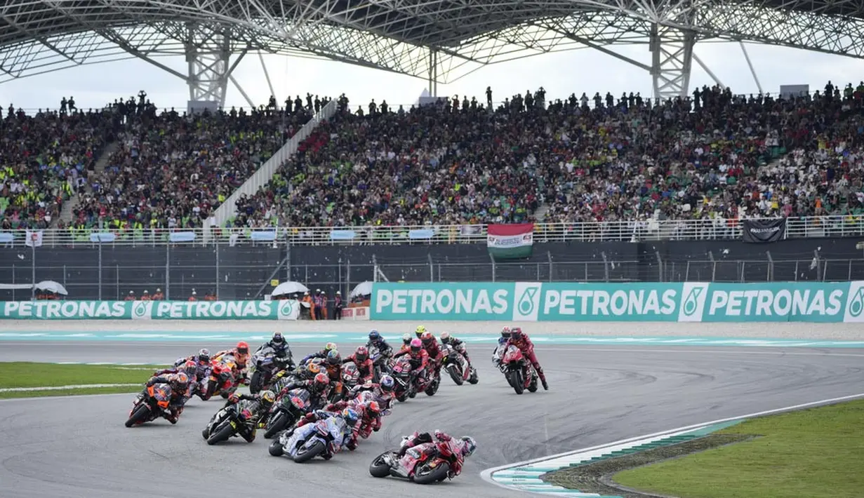 Pembalap Ducati, Enea Bastianini, memimpin balapan pada ajang MotoGP Malaysia di Sirkuit Sepang, Minggu (12/11/2023). Pembalap asal Italia itu finis pertama dengan catatan waktu 39 menit 59,137 detik. (AP Photo/Vincent Thian)