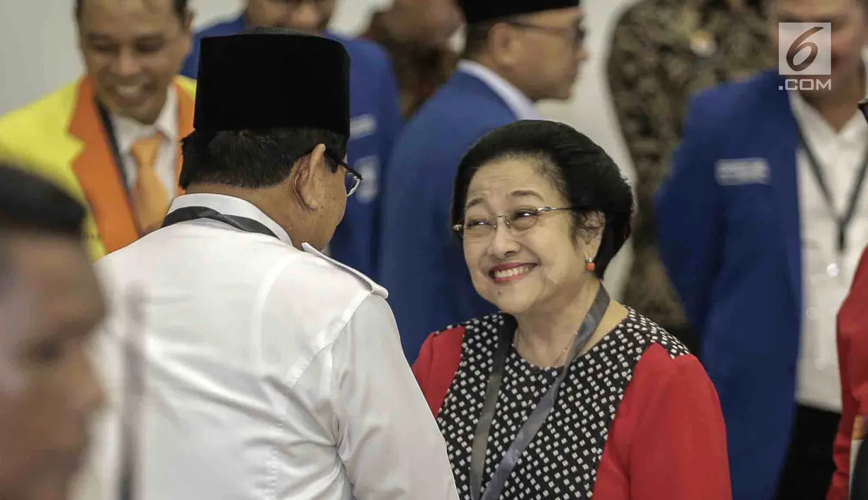 Ketua Umum Gerindra Prabowo Subianto dan Ketua Umum PDI Perjuangan Megawati Soekarnoputri bersalaman di Ruang Sidang Utama KPU, Jakarta, Minggu (18/2). Pengundian nomor urut Parpol menjadi ajang pertemuan kedua tokoh nasional. (Liputan6.com/Faizal Fanani)