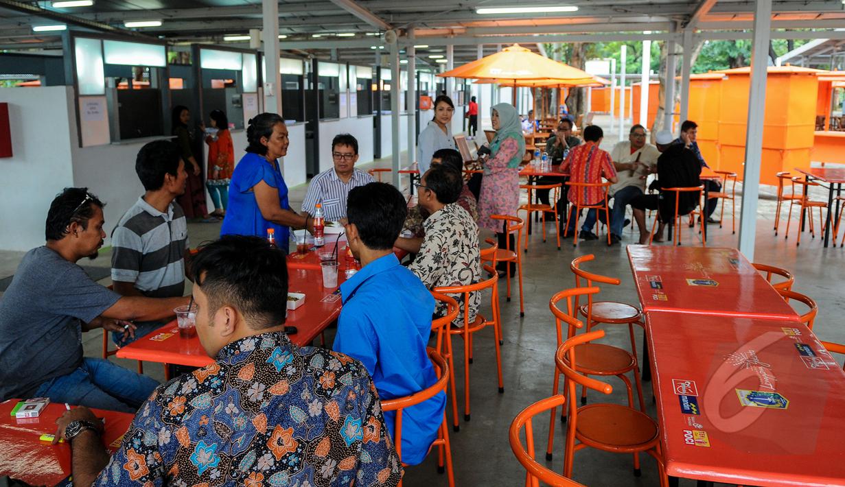 Suasana tempat makan di kios 'Lenggang Jakarta', Jakarta, Jumat (17/4/2015). Kios 'Lenggang Jakarta' kini mulai ramai didatangi pengunjung. (Liputan6.com/Faizal Fanani)