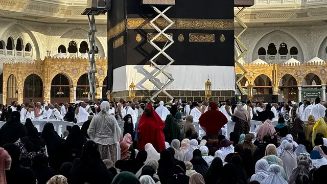 Momen Penggantian Kiswah Baru Ka’bah