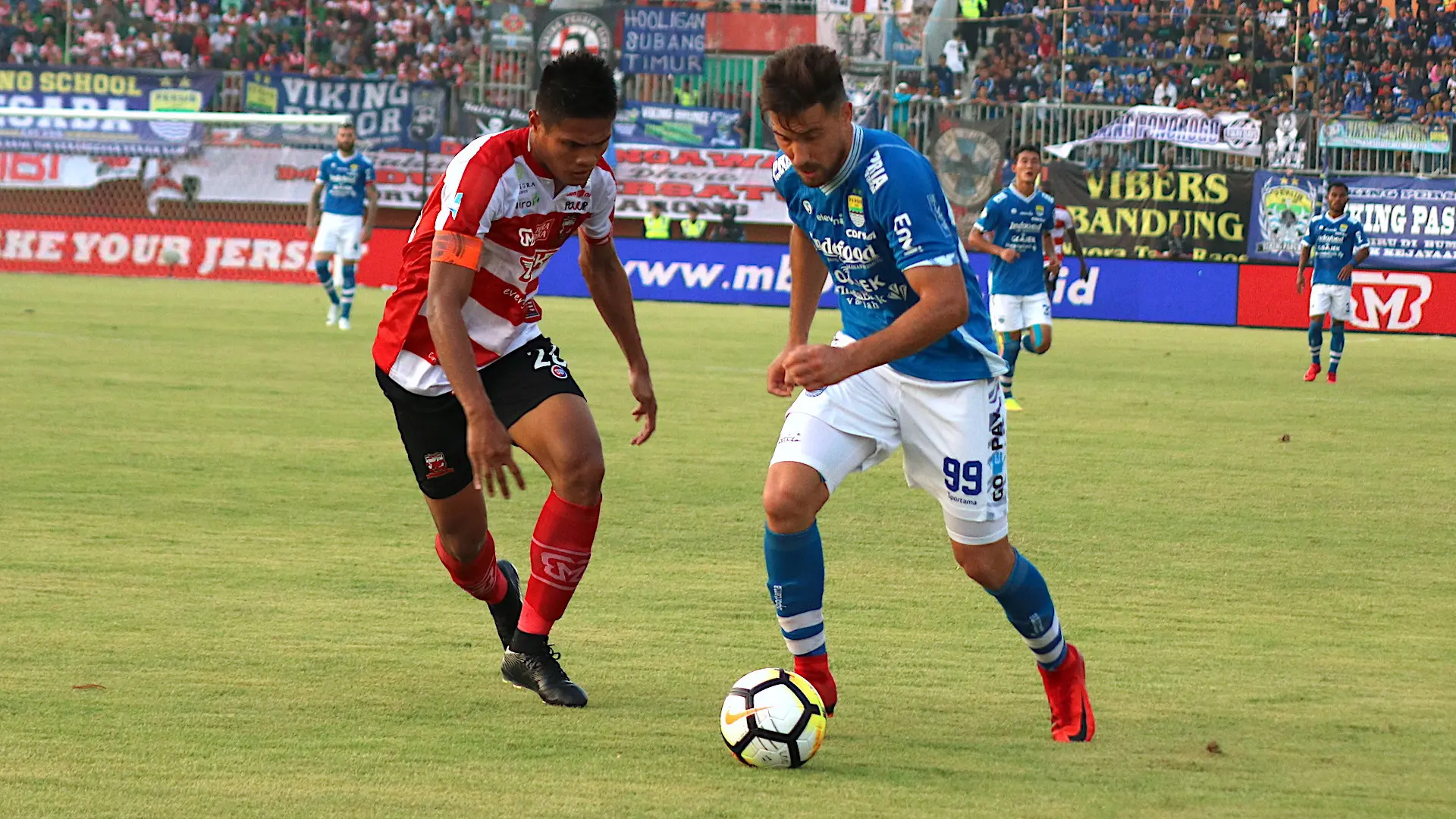 Duel Madura United Vs Persib Bandung pada pekan ketujuh Liga 1 2018, di Stadion Gelora Ratu Pamelingan, Pamekasan, Jumat (4/5/2018). (Bola.com/Aditya Wany)