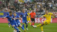 Pemain Ukraina,&nbsp;Oleksandr Zinchenko, melepaskan tendangan ke area pertahanan Slovakia pada matchday 2 Piala Eropa 2024 di Dusseldorf, Jerman, Jumat (21/6/2024). (AP Photo/Martin Meissner)