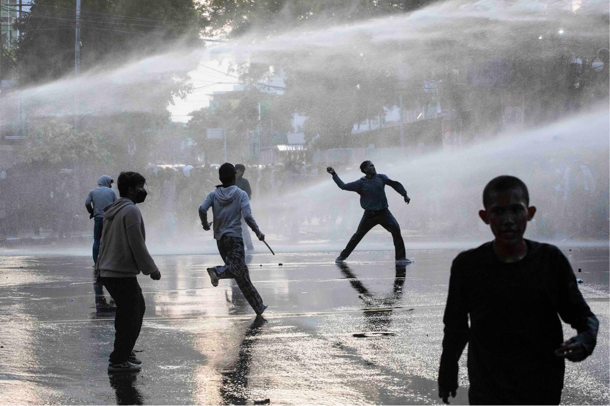 FOTO: Ricuh Aksi Mahasiswa Tolak Tunjangan DPR, Polisi Semprotkan Water Canon