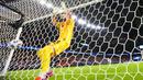 Ekspresi kecewa kiper Kanada, Maxime Crepeau setelah gagal mengantisipasi tendangan jarak jauh pemain Venezuela, Jose Rondon (kiri) pada laga perempat final Copa Ameirca 2024 di  AT&T Stadium, Arlington, Texas, Sabtu (06/07/2024) WIB. (AP Photo/Julio Cortez)