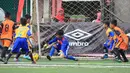 Kiper Tunas Patriot berusaha menghadang serangan pemain Indocement SS dalam laga U-11 Liga Bola Indonesia 2016 pekan ke-5 di Sabnani Park, Alam Sutera, Tangerang, Minggu (2/10/2016). (Bola.com/Liga Bola Indonesia)