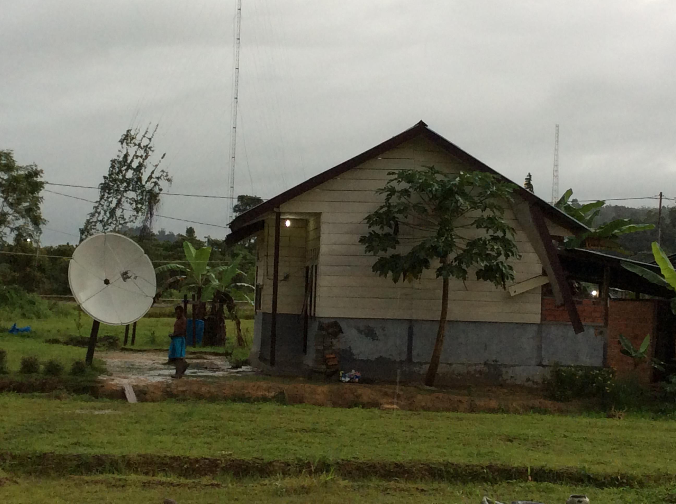 Warga Kampung Fef kini tak ragu lagi membeli televisi lengkap dengan parabola meski harus merogoh kocek Rp 5 juta. (Liputan6.com/Katharina Janur)