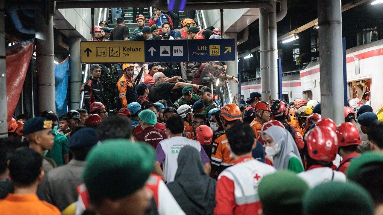 10 Kantong Jenazah Korban Kecelakaan Kereta di Bekasi Berjenis Kelamin Perempuan, Tujuh Keluarga Lapor ke RS Polri