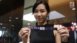 Pengunung menunjukkan tiket masuk acara XYZ Day 2018 di The Hall Senayan City, Jakarta, Rabu (25/4). KLY Day menghadirkan talkshow dari para konten kreator dan influencer hits. (Liputan6.com/Herman Zakharia)